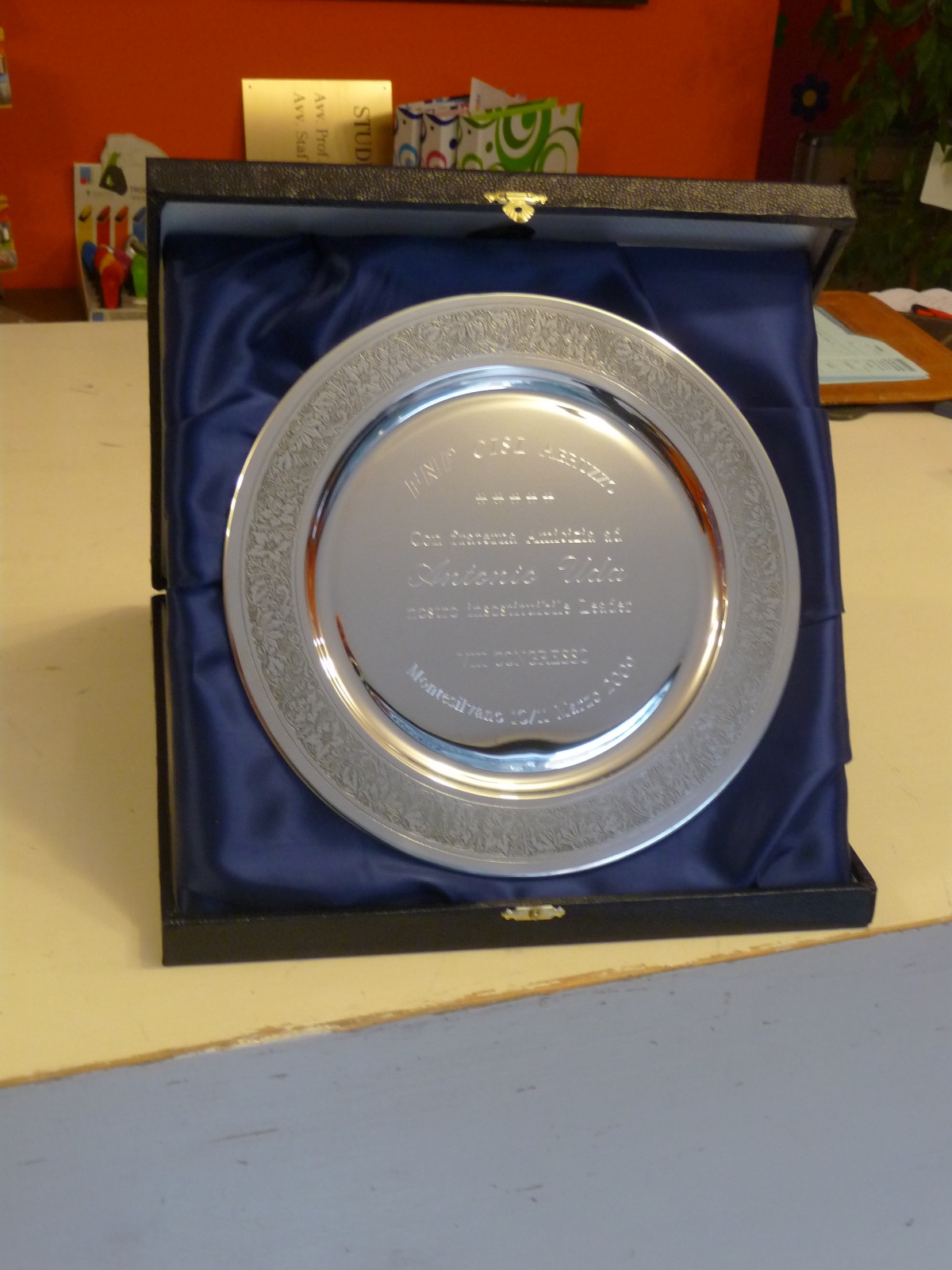 La magia dell'artigianato: Creazione di premi unici per celebrare il successo